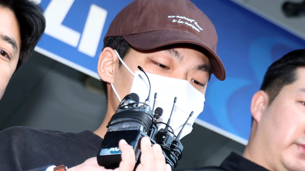 장모를 흉기로 찔러 숨지게 한 뒤 별거하던 부인을 납치해 달아난 혐의로 구속된 26살 남성 김성우가 20일 오전 서울 송파구 송파경찰서에서 공소청으로 송치되고 있다. / 뉴스1