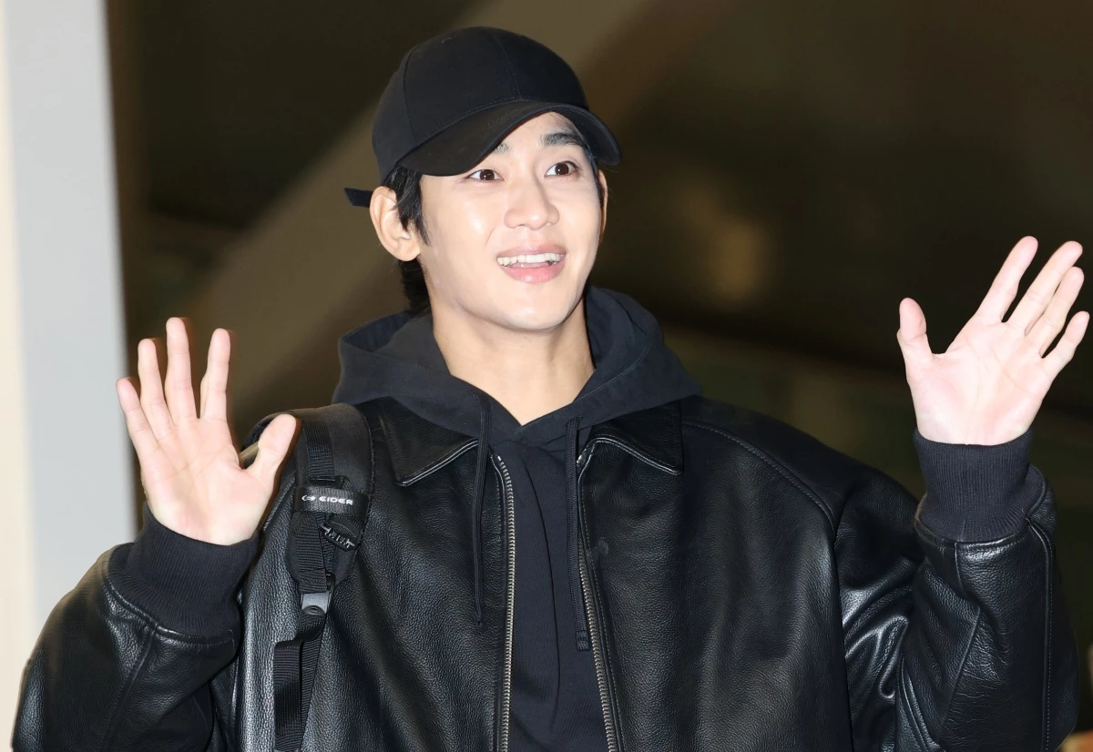 배우 김수현이 '제9회 아시아 아티스트 어워즈(AAA)' 참석을 위해 2024년 인천국제공항을 통해 태국 방콕으로 출국하기 전 인사를 하고 있다. / 뉴스1