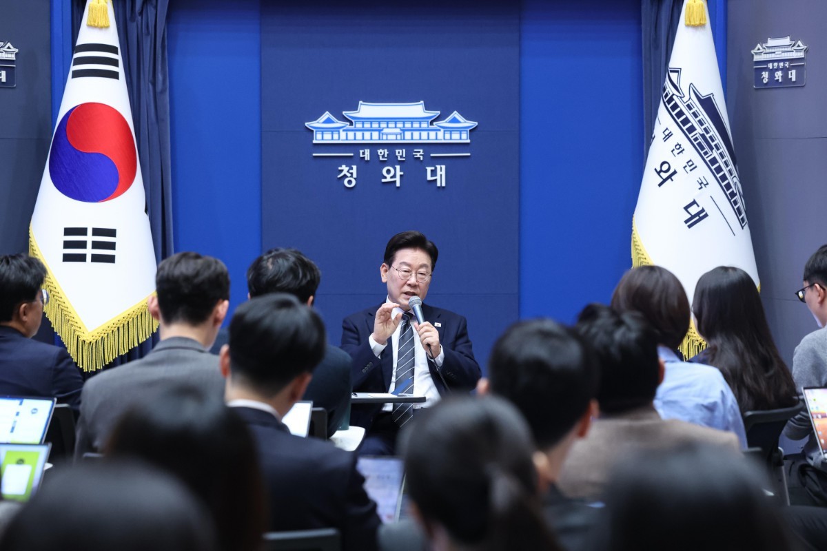 이재명 대통령이 19일 청와대 춘추관을 찾아 취재진과 간담회를 하고 있다. /뉴스1 (청와대통신사진기자단)