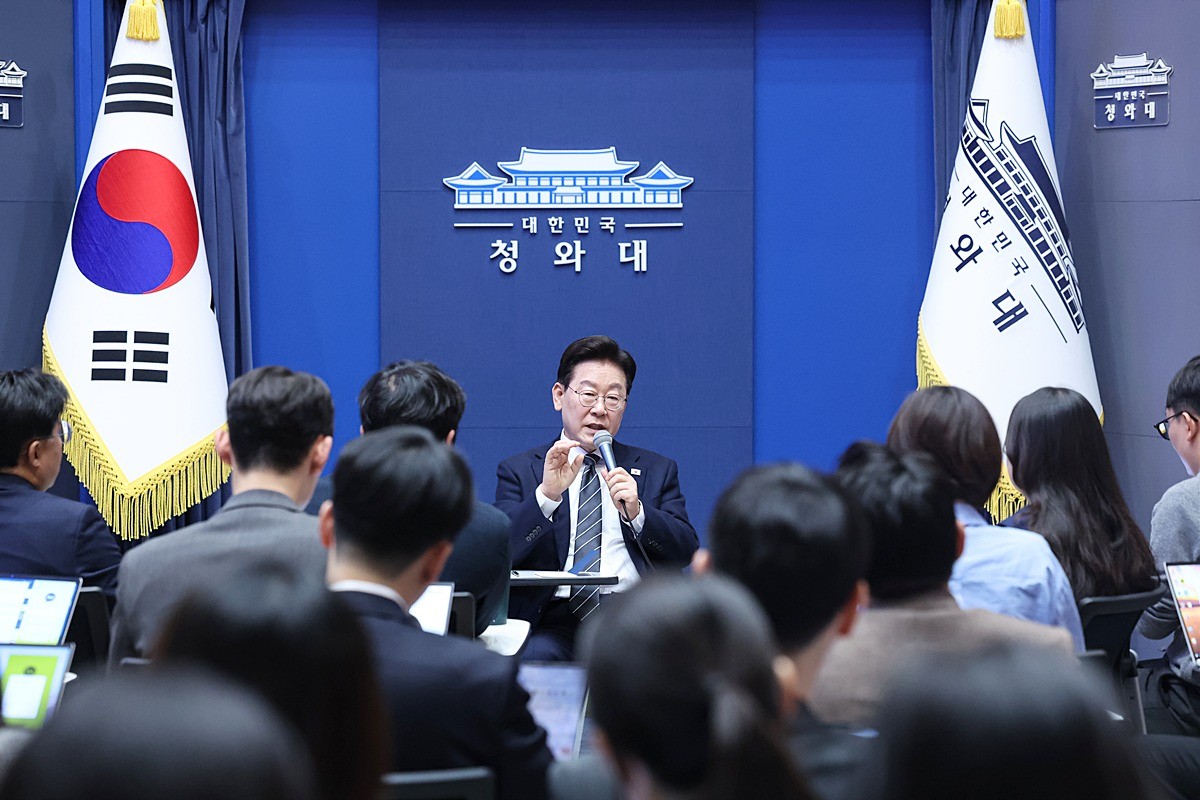 이재명 대통령이 19일 청와대 춘추관을 찾아 취재진과 간담회를 하고 있다. 이 대통령이 북핵과 관련해 '핵무기라는 걸로 실전을 치를 거냐'라며 '그건 최후 방어 무기에 해당한다'라고 말했다. 이 대통령은 지난 19일 청와대 춘추관에서 연 기자 간담회에서 우리 국방비 지출이 북한 국내총생산(GDP)의 1.5배쯤 된다고 강조했다. 그러면서 '물론 뭐 저쪽(북한)에는 핵무기가 있지 않냐 얘기하지만'이라며 이렇게 밝혔다. / 뉴스1