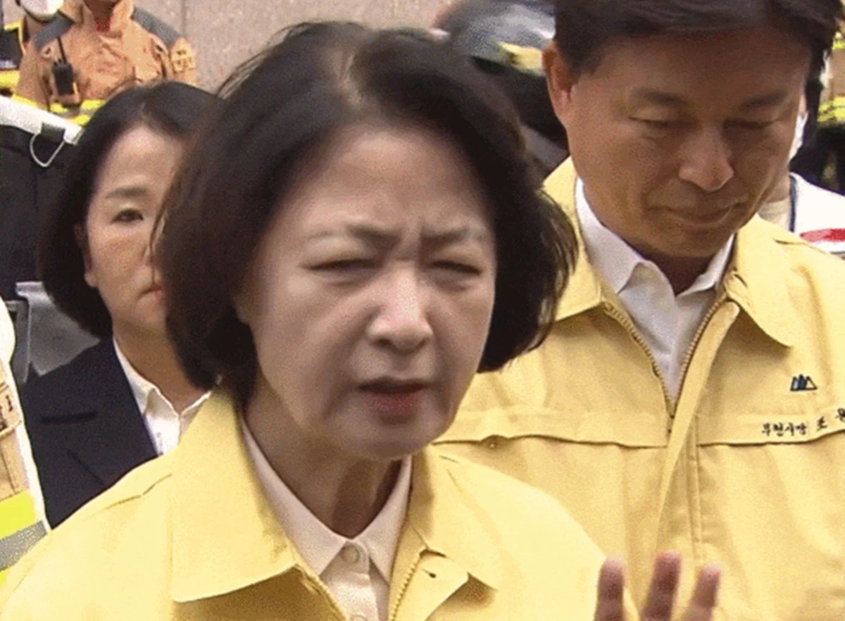 추미애 경기도지사가 16일 부천 화재 현장에서 취재진과 질의응답을 하던 중 자신의 ‘재정 빨대’ 발언에 관한 질문이 나오자, 얼굴을 찌푸리고 손사래를 치며 자리를 떠나고 있다. / SBS뉴스
