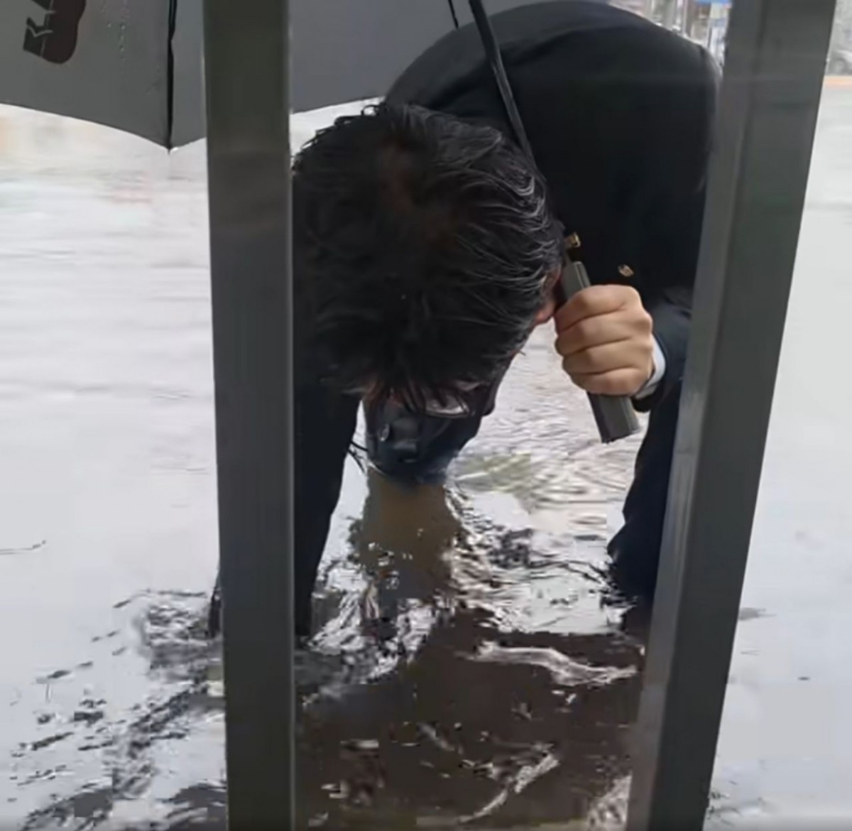 박해철 의원이 물에 잠긴 도로를 살피고 있다. / 박해철 더불어민주당 의원 페이스북