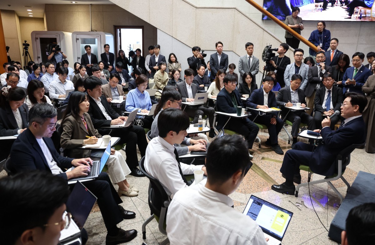 이재명 대통령이 지난 19일 청와대 춘추관을 찾아 취재진과 간담회를 하고 있다. / 청와대통신사진기자단-뉴스1