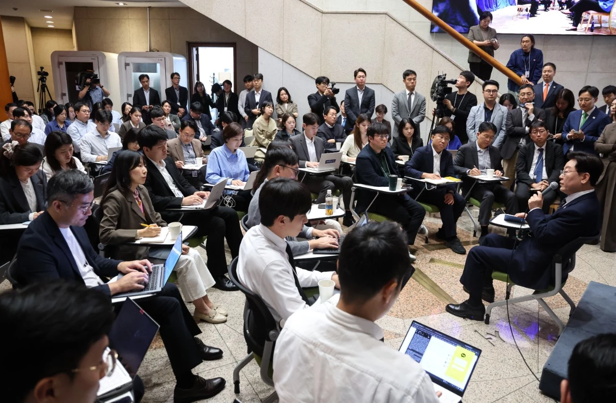 이재명 대통령이 지난 19일 청와대 춘추관을 찾아 취재진과 간담회를 하고 있다. / 청와대통신사진기자단-뉴스1