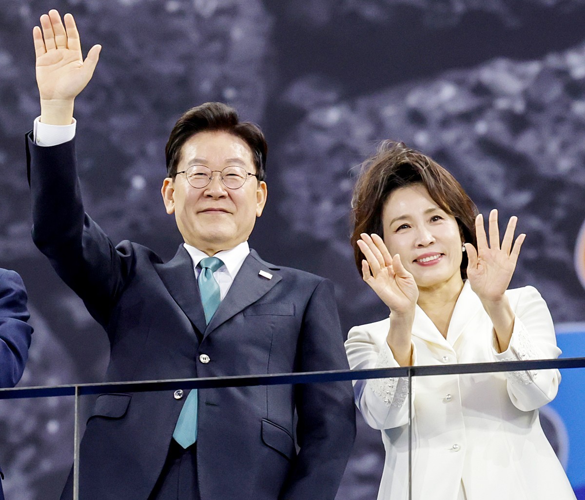 33%마저 무너졌다...오늘(20일) 뜬 이 대통령 지지율은?