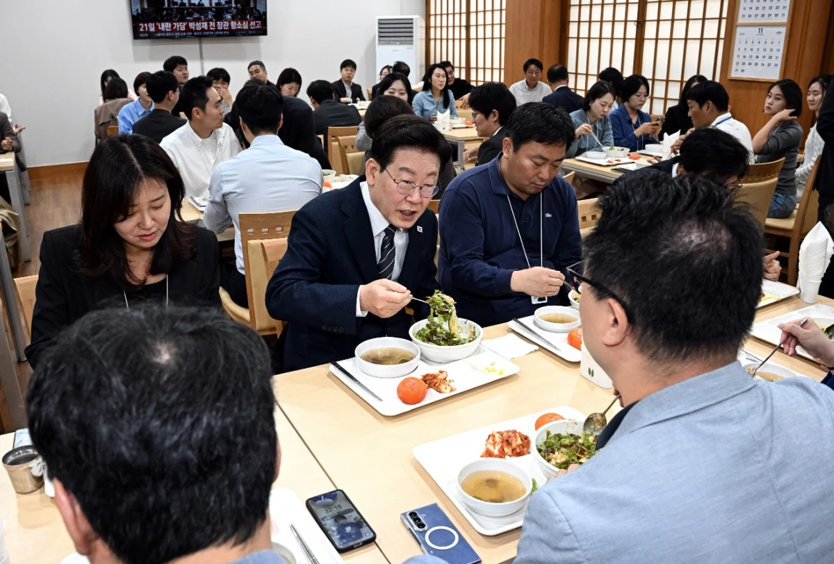 이재명 대통령이 19일 청와대 춘추관을 찾아 취재진과 식사를 하고 있다. / 청와대통신사진기자단-뉴스1