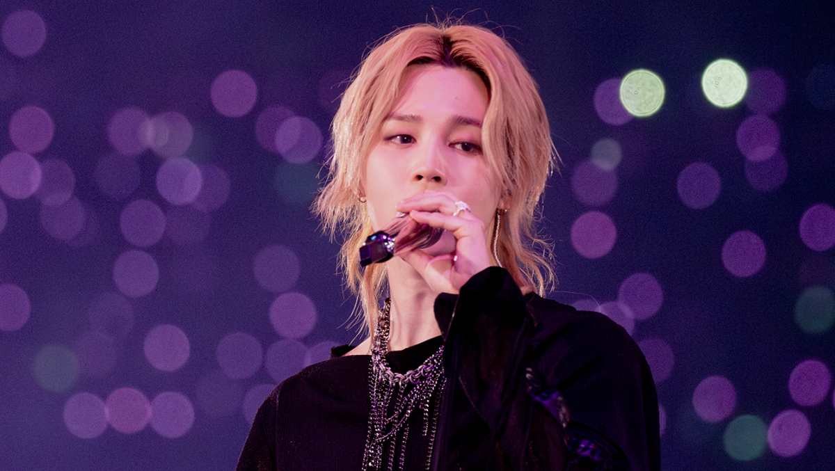 지난 6월 BTS 지민이 부산시 연제구 아시아드주경기장에서 열린 'BTS 월드투어 아리랑 인 부산' 콘서트에서 멋진 공연을 선보이고 있다 / 빅히트(하이브)