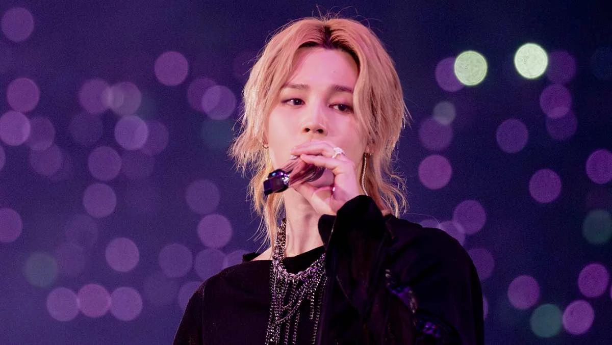 지난 6월 BTS 지민이 부산시 연제구 아시아드주경기장에서 열린 'BTS 월드투어 아리랑 인 부산' 콘서트에서 멋진 공연을 선보이고 있다 / 빅히트(하이브)