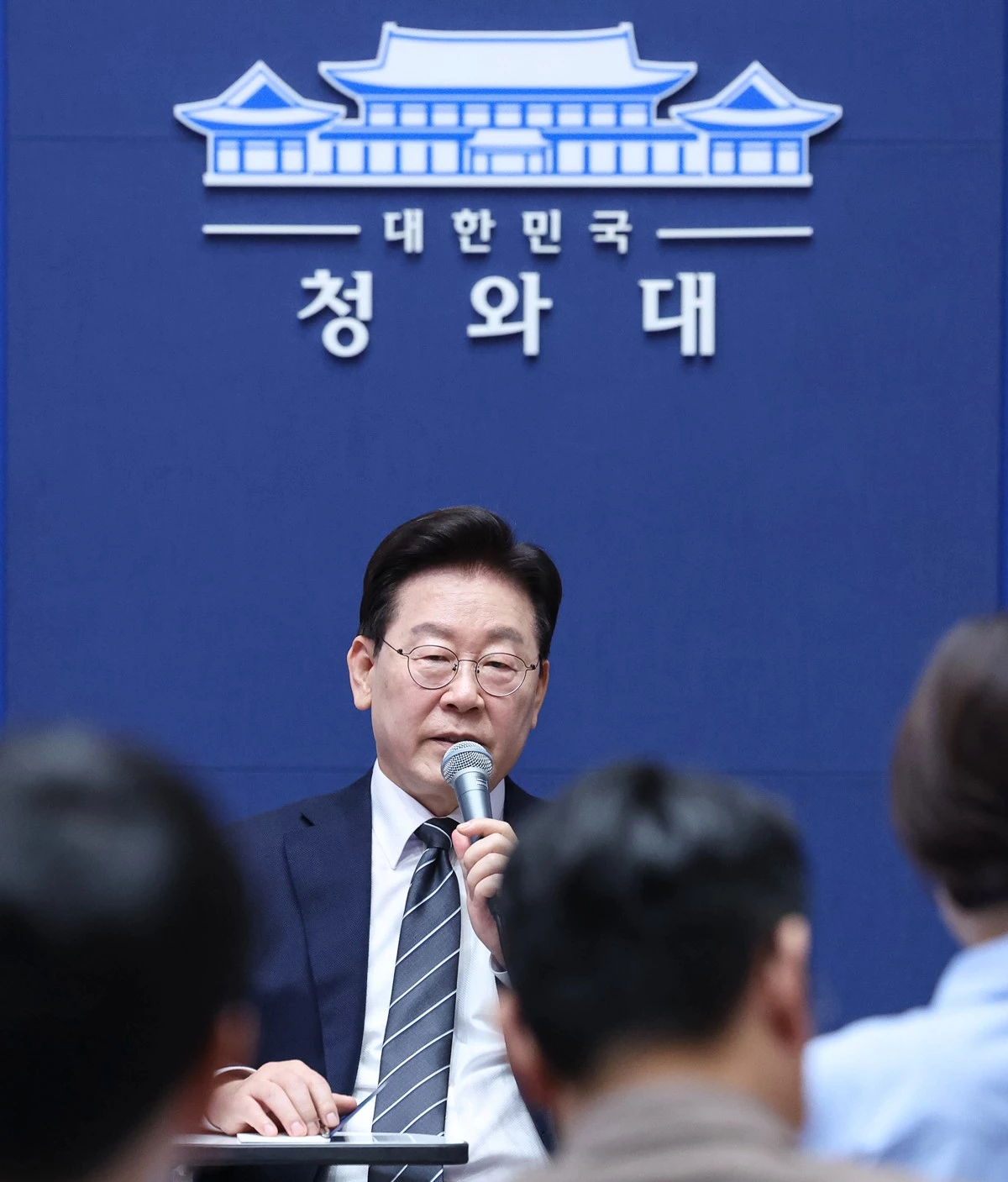 이재명 대통령이 19일 청와대 춘추관을 찾아 취재진과 간담회를 하고 있다. 기사 이해를 돕기 위한 자료 사진. 이 대통령 국정운영 긍정 평가가 다시 32%대로 주저앉으며 역대 최저를 기록했다는 여론조사 결과가 20일 공개됐다. 펜앤마이크가 여론조사 전문기관 여론조사공정에 의뢰해 지난 18일과 19일 이틀간 전국 만 18세 이상 남녀 1002명을 대상으로 대통령 국정운영을 어떻게 생각하는지 물은 결과 긍정 평가는 32.6%, 부정 평가는 66.1%로 각각 나타났다. / 뉴스1