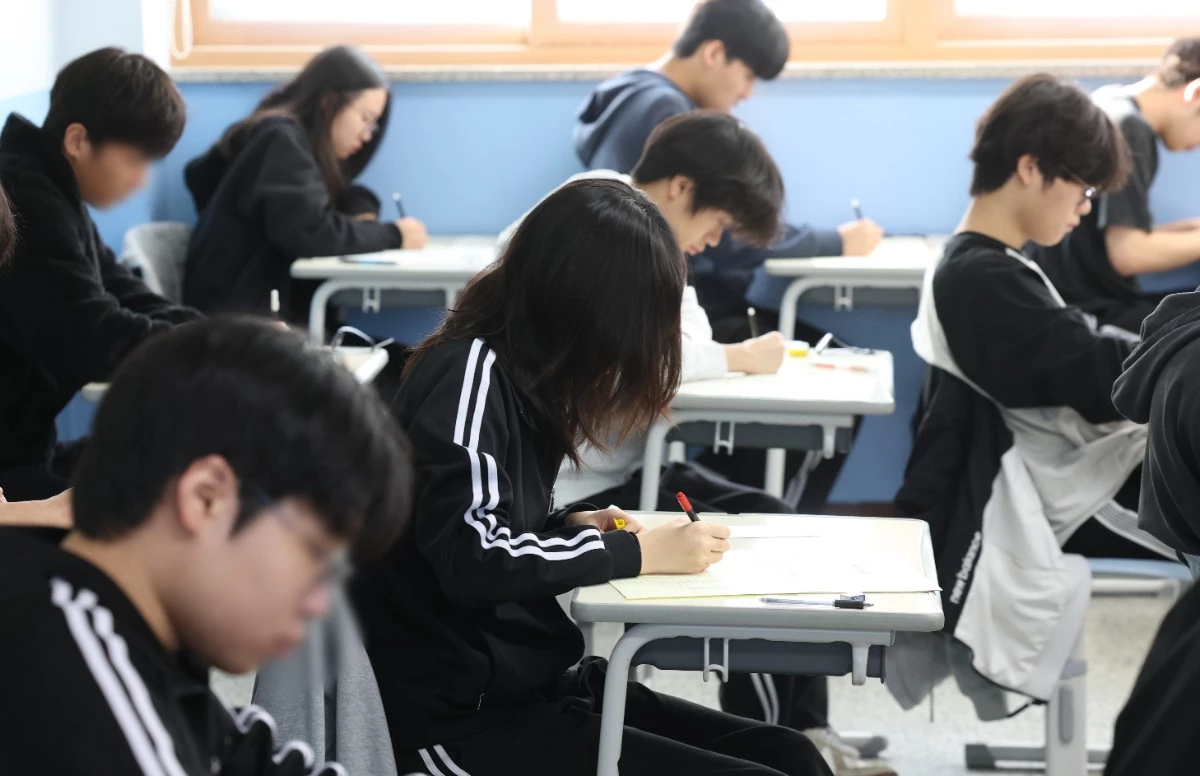 2027학년도 대학수학능력시험을 30일 앞둔 20일 경기 화성시 동탄구 동탄고등학교에서 3학년 학생들이 올해 마지막 전국연합학력평가를 치르고 있다. / 뉴스1