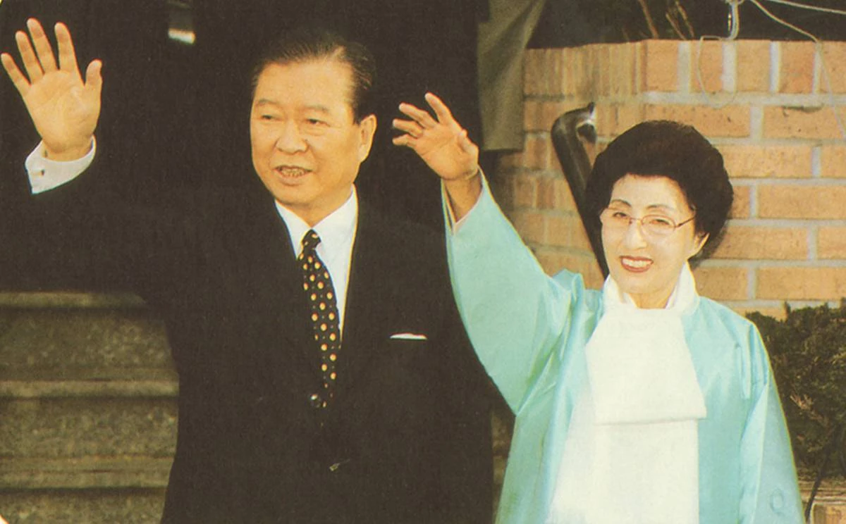 사진은 1997년 4번째 도전끝에 대통령에 당선 되던 날 시민들에게 당선인사를 하는 김대중 전 대통령과 이희호 여사의 모습 / 김대중평화센터 제공, 뉴스1