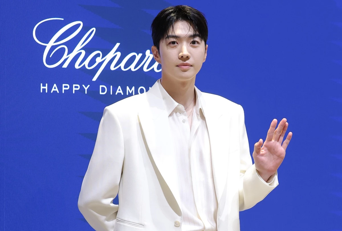 배우 강훈이 지난 15일 서울 롯데백화점 에비뉴엘 월드타워점에서 열린 ‘해피 다이아몬드(Happy Diamonds’ 50주년 기념 포토콜 행사에 참석해 포즈를 취하고 있다. / 뉴스1