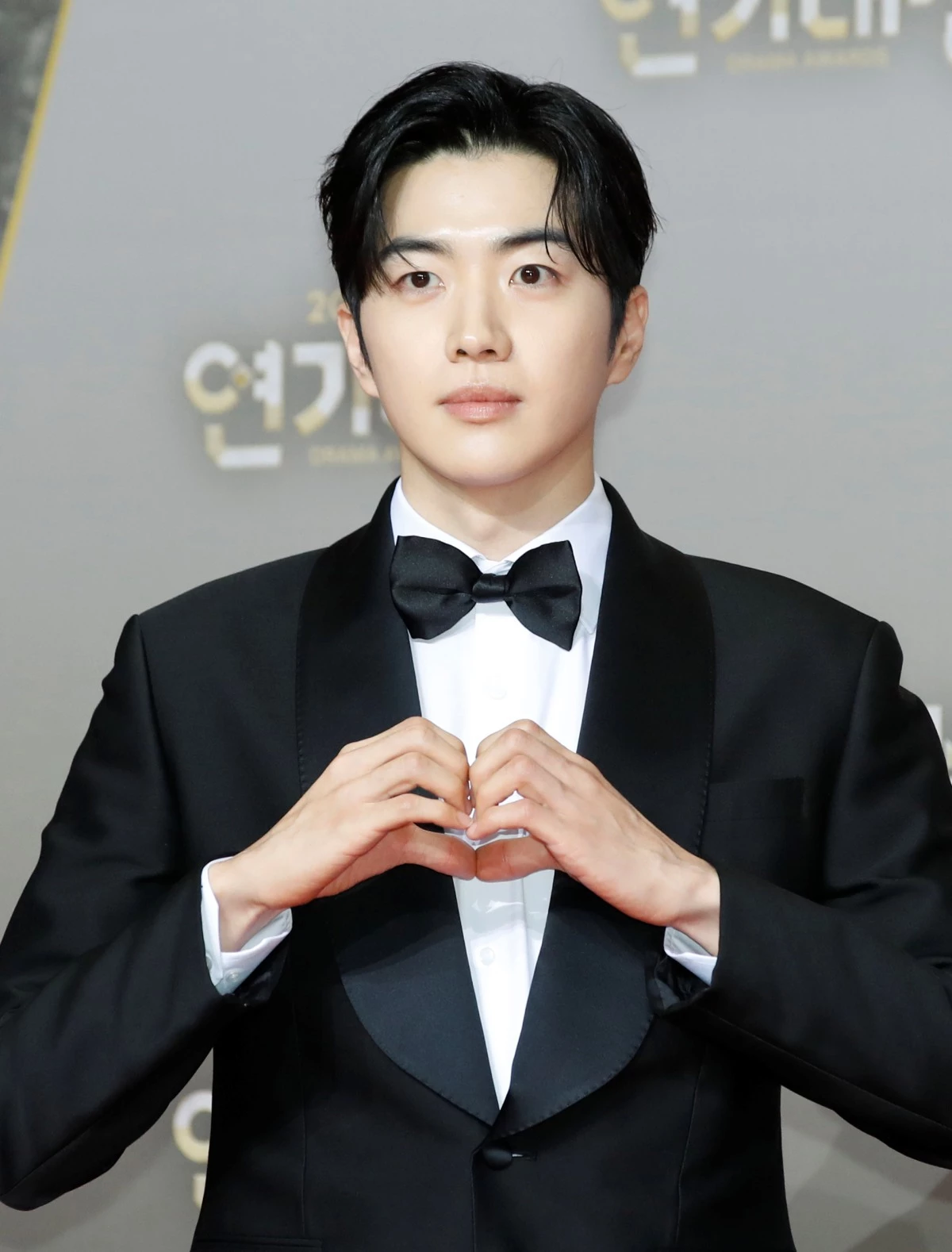 배우 강훈이 2023년 서울 마포구 상암 SBS 프리즘타워에서 진행된 ‘2023 SBS 연기대상’ 레드카펫 행사에서 포즈를 취하고 있다. / 뉴스1
