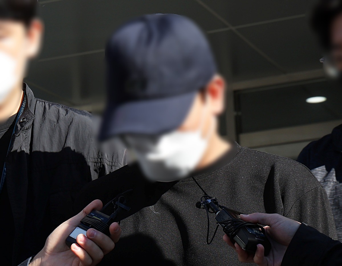 잠을 자지 않는다는 이유로 생후 2개월 된 딸을 폭행해 숨지게 한 40대 친부 A 씨가 14일 구속 전 피의자 심문(영장실질심사)에 출석하기 위해 경기도 용인시 처인구 용인동부경찰서에서 나오고 있다. 경기남부경찰청 여성청소년범죄수사계는 아동학대범죄의 처벌 등에 관한 특례법 위반(아동학대치사) 혐의로 A 씨에 대해 지난 12일 구속영장을 신청했다. 2026.10.14. / 연합뉴스