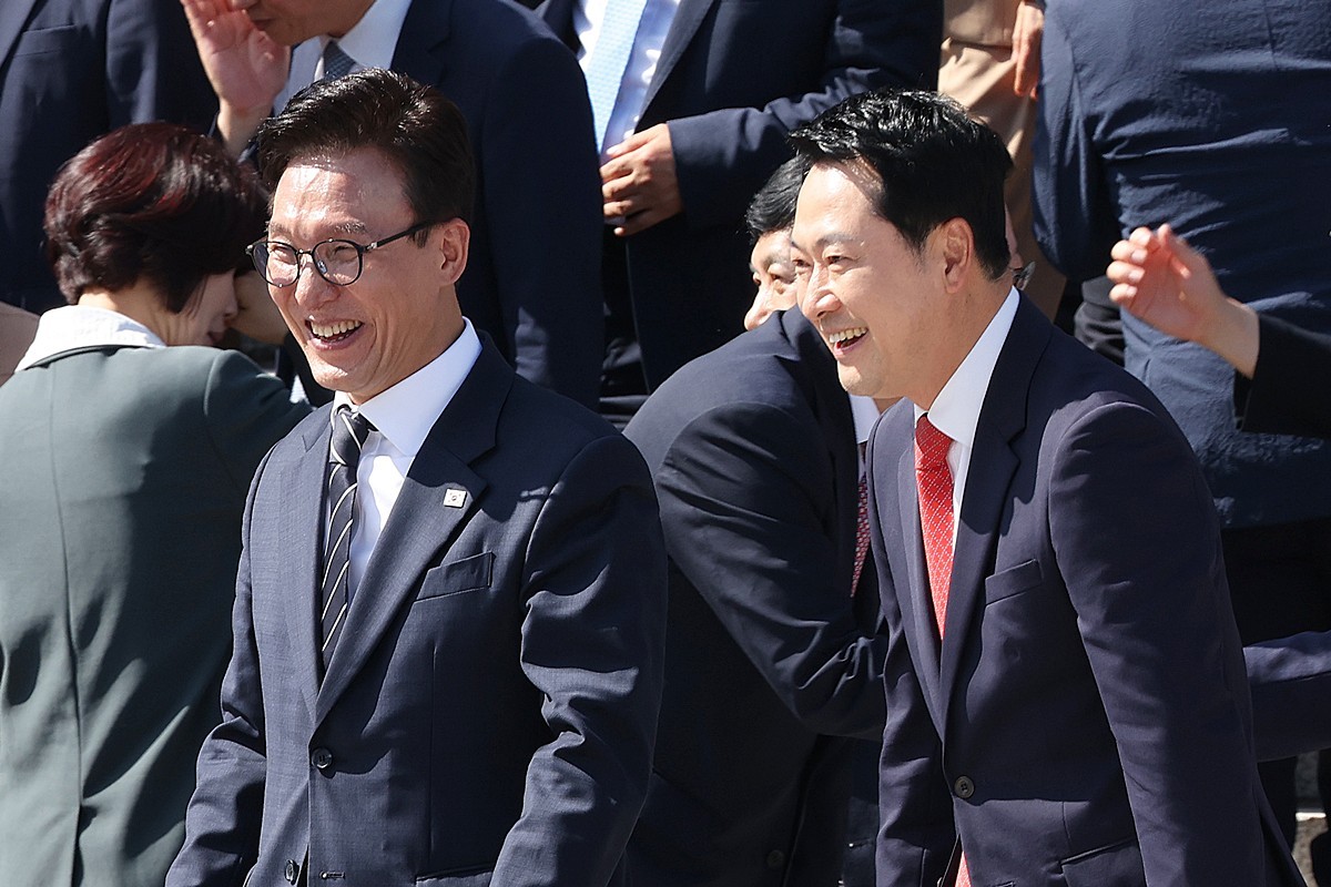 김민석 더불어민주당 대표와 장동혁 국민의힘 대표가 지난 3일 서울 여의도 국회 본청 계단에서 후반기 단체 기념 사진 촬영을 마친 후 대화하고 있다. 기사 이해를 돕기 위한 자료 사진. 민주당과 국민의힘 지지도 격차가 14.0%p에 달한다는 여론조사 결과가 20일 나왔다. 펜앤마이크가 여론조사 전문기관 여론조사공정에 의뢰해 지난 18일과 19일 이틀간 전국 만 18세 이상 남녀 1002명을 대상으로 어느 정당을 지지하는지 물은 결과를 이날 공개했다. 해당 조사 결과 민주당 33.3%, 국민의힘 47.3%, 조국혁신당 4.4%, 진보당 0.7%, 개혁신당 2.4%, 기타 정당 2.5%, '지지 정당 없다' 8.8%, '잘 모르겠다' 0.4%로 각각 집계됐다. / 뉴스1