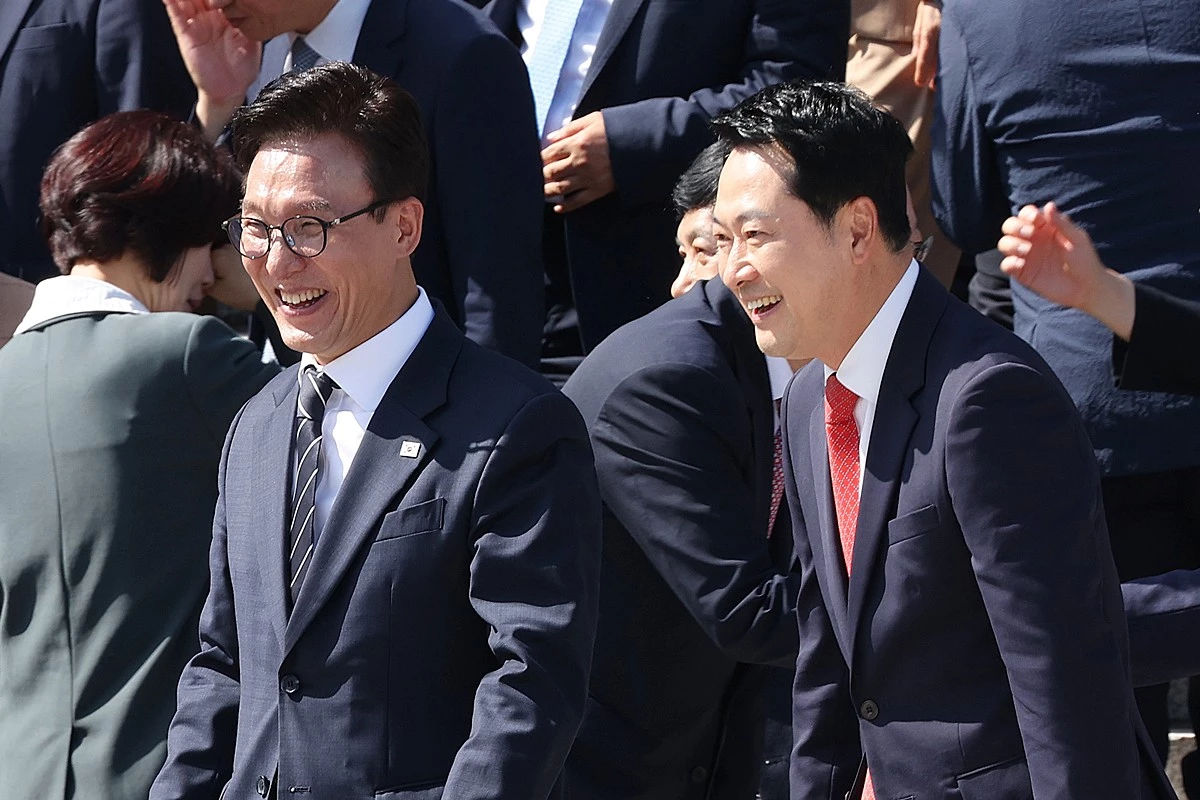 김민석 더불어민주당 대표와 장동혁 국민의힘 대표가 지난 3일 서울 여의도 국회 본청 계단에서 후반기 단체 기념 사진 촬영을 마친 후 대화하고 있다. 기사 이해를 돕기 위한 자료 사진. 민주당과 국민의힘 지지도 격차가 14.0%p에 달한다는 여론조사 결과가 20일 나왔다. 펜앤마이크가 여론조사 전문기관 여론조사공정에 의뢰해 지난 18일과 19일 이틀간 전국 만 18세 이상 남녀 1002명을 대상으로 어느 정당을 지지하는지 물은 결과를 이날 공개했다. 해당 조사 결과 민주당 33.3%, 국민의힘 47.3%, 조국혁신당 4.4%, 진보당 0.7%, 개혁신당 2.4%, 기타 정당 2.5%, '지지 정당 없다' 8.8%, '잘 모르겠다' 0.4%로 각각 집계됐다. / 뉴스1