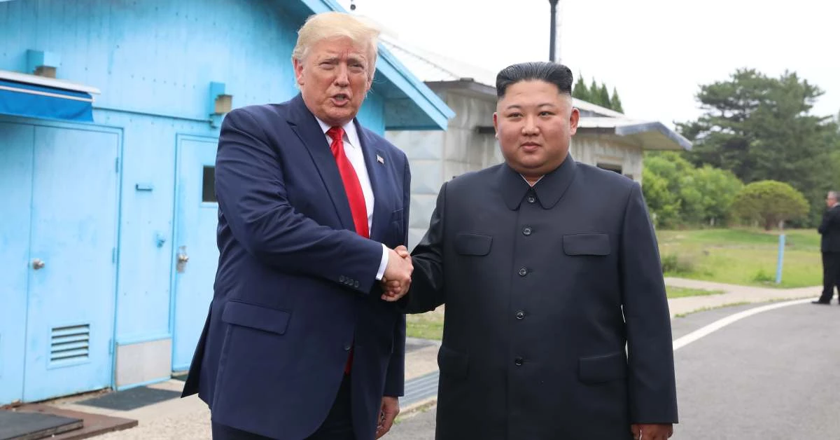도널드 트럼프 미국 대통령과 북한 김정은 국무위원장이 2019년 6월 30일 오후 판문점 자유의 집에서 만나 악수하고 있다. / 연합뉴스