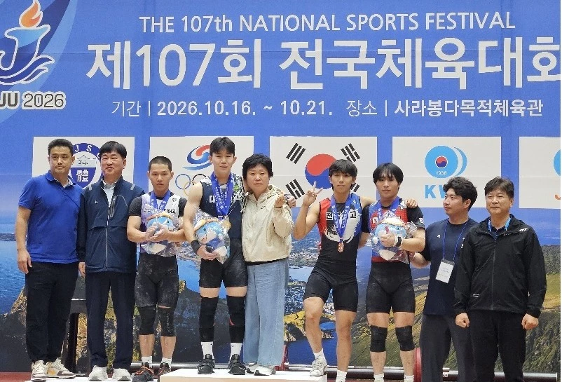 대전체고 남성현(2학년) 선수가 제107회 전국체육대회 역도 남자 18세 이하부 60㎏급에서 인상·용상·합계 3관왕에 오른 뒤 메달을 목에 걸고 관계자들과 기념촬영을 하고 있다./사진=대전교육청