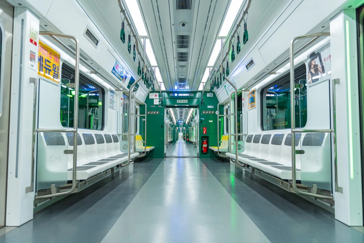서울 지하철 내부 모습 2. / ST_Travel-shutterstock.com