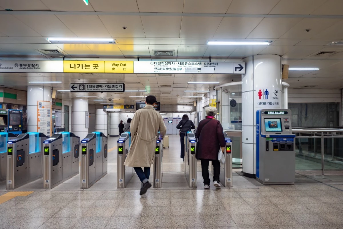 서울 지하철 개촬구 모습. / Carlos Huang-shutterstock.com