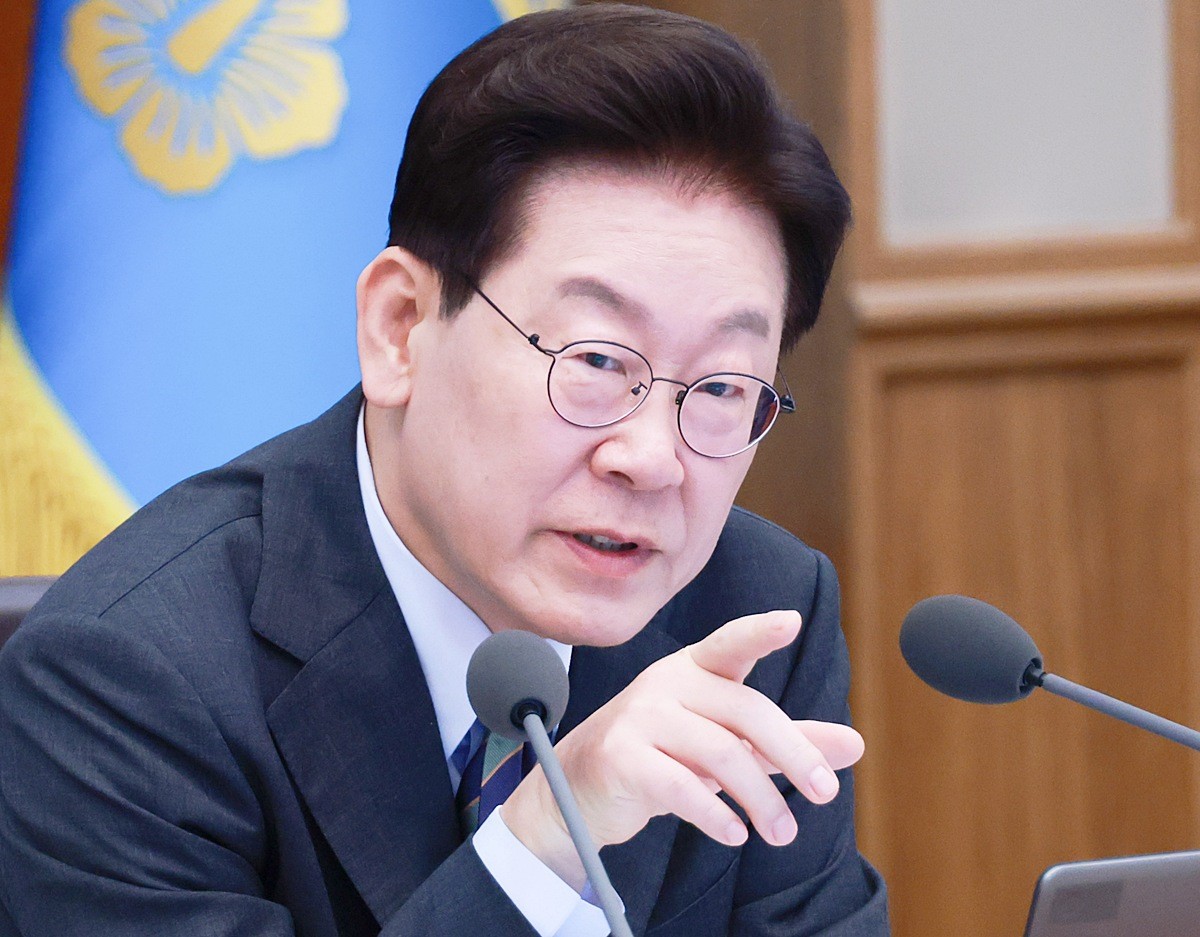 이재명 대통령이 20일 청와대에서 열린 국무회의에서 발언하고 있다. 기사 이해를 돕기 위한 자료 사진. 이 대통령 국정운영 긍정 평가가 다시 32%대로 주저앉으며 역대 최저를 기록했다는 여론조사 결과가 20일 공개됐다. 펜앤마이크가 여론조사 전문기관 여론조사공정에 의뢰해 지난 18일과 19일 이틀간 전국 만 18세 이상 남녀 1002명을 대상으로 대통령 국정운영을 어떻게 생각하는지 물은 결과 긍정 평가는 32.6%, 부정 평가는 66.1%로 각각 나타났다. / 뉴스1
