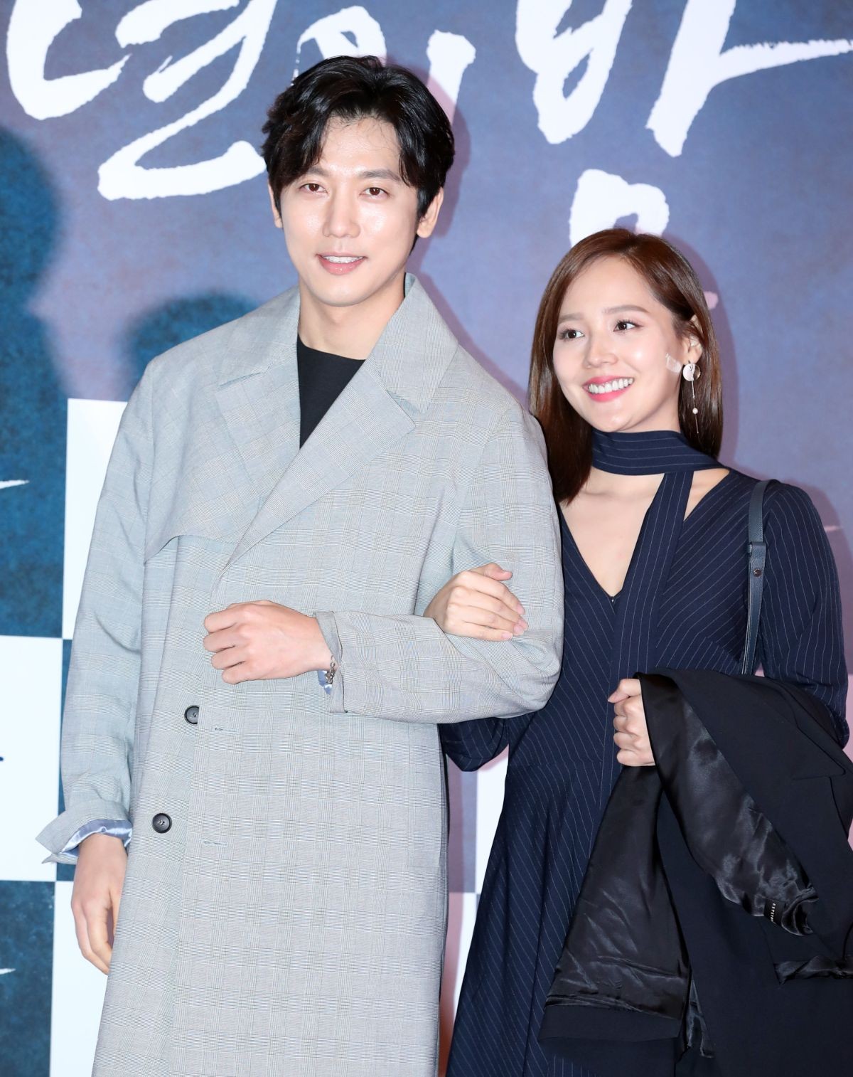 기태영-유진 자료사진. 두 사람은 2009년 방송된 MBC 드라마 '인연 만들기'에서 남녀 주인공으로 처음 만났다. 1년 6개월간 교제한 끝에 2011년 7월 결혼했다. 2015년 첫째 딸 로희, 2018년 둘째 딸 로린을 얻었다. / 뉴스1