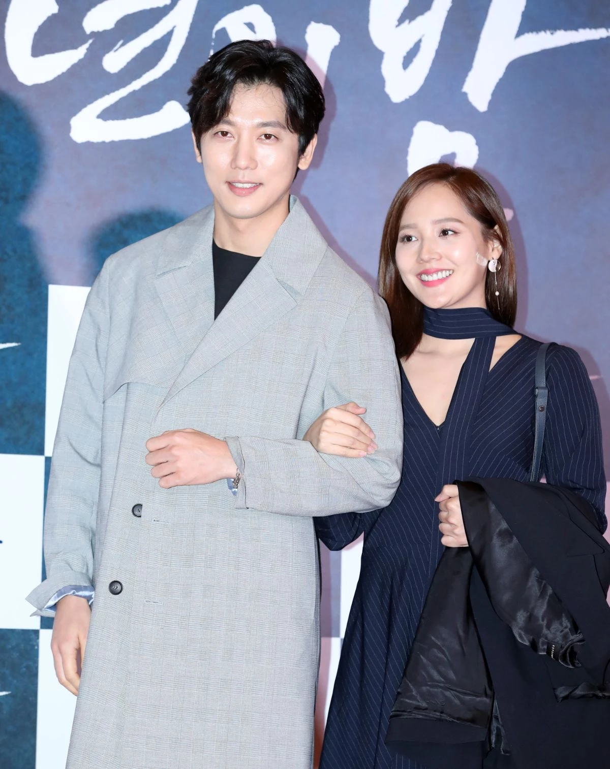 기태영-유진 자료사진. 두 사람은 2009년 방송된 MBC 드라마 '인연 만들기'에서 남녀 주인공으로 처음 만났다. 1년 6개월간 교제한 끝에 2011년 7월 결혼했다. 2015년 첫째 딸 로희, 2018년 둘째 딸 로린을 얻었다. / 뉴스1