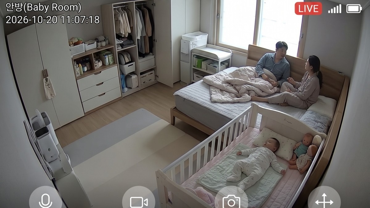 홈캠에 찍힌 안방 모습. 기사 내용 토대로 AI툴 활용해 제작한 자료사진.
