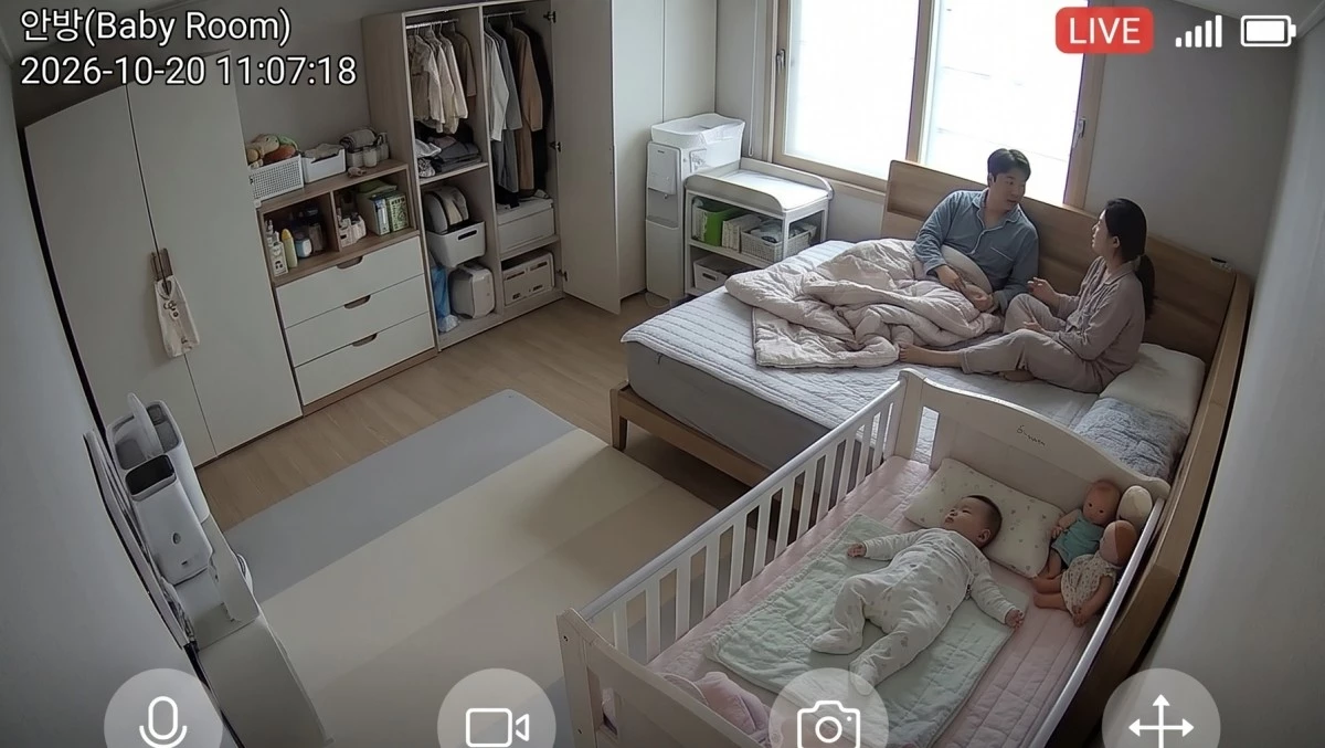 홈캠에 찍힌 안방 모습. 기사 내용 토대로 AI툴 활용해 제작한 자료사진.