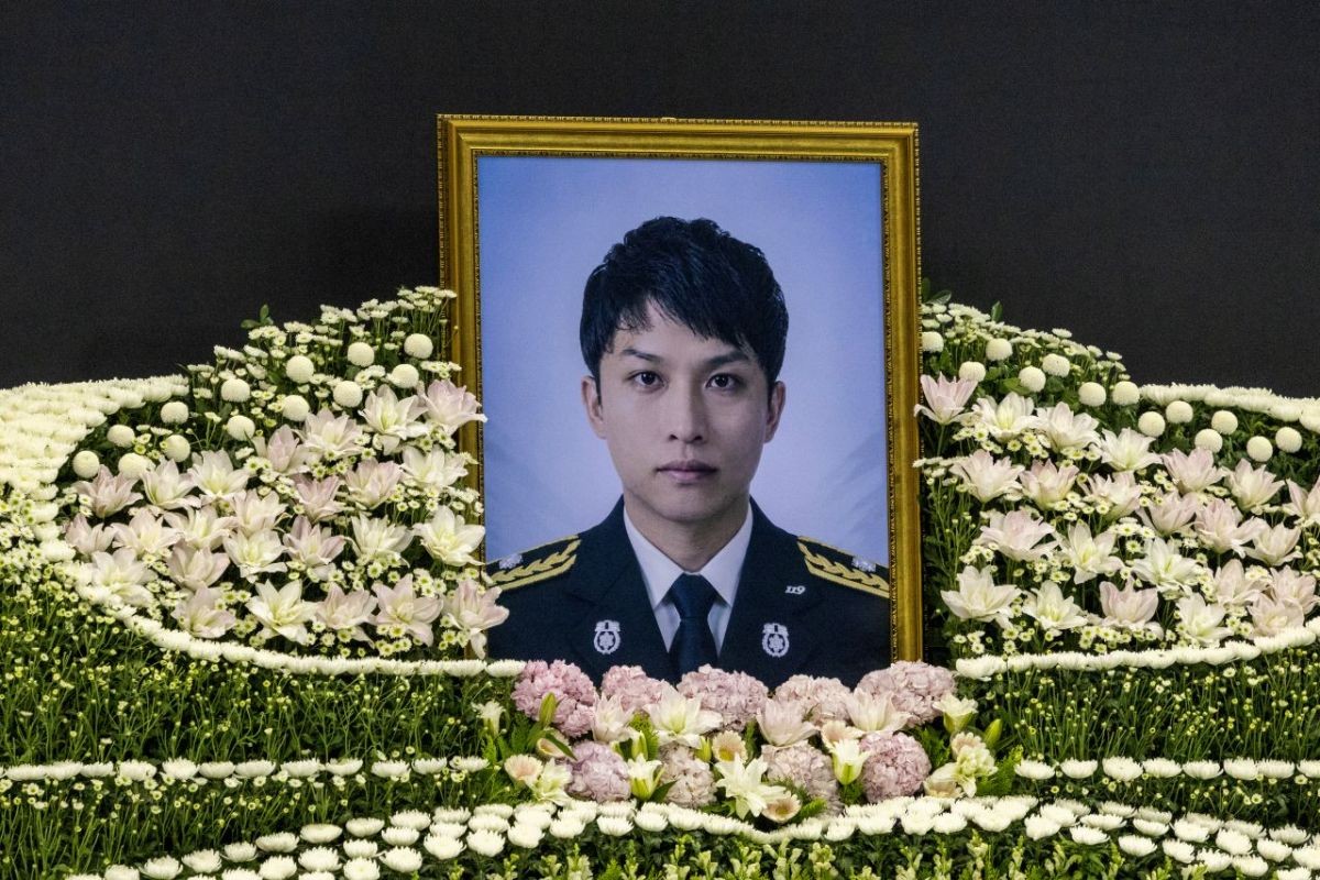 지난 19일 오전 경기 부천시 부천체육관에서 엄수된 고 김진석 소방위 영결식에서 고인의 영정사진이 놓여 있다. / 뉴스1