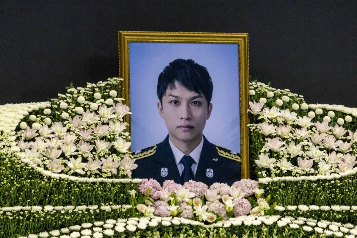 지난 19일 오전 경기 부천시 부천체육관에서 엄수된 고 김진석 소방위 영결식에서 고인의 영정사진이 놓여 있다. / 뉴스1