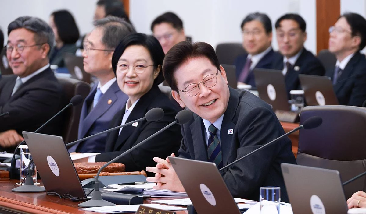 이재명 대통령이 20일 청와대에서 열린 국무회의에서 발언하며 미소 짓고 있다 / 뉴스1