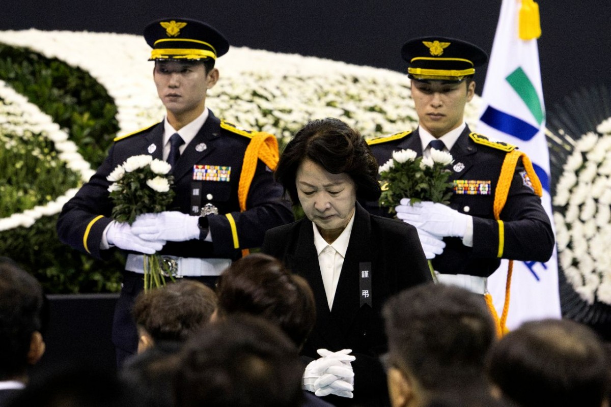 추미애 경기도지사가 지난 19일 오전 경기 부천시 부천실내체육관에서 열린 고 김진석 소방위 영결식에서 영결사를 마치고 자리로 향하고 있다. / 뉴스1