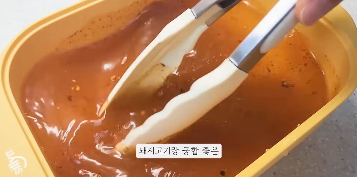 전자레인지 전용 용기에 라면스프를 물에 푼 모습. / 유튜브 '렌지쉐프 | 전자레인지 요리 맛집 🍽'