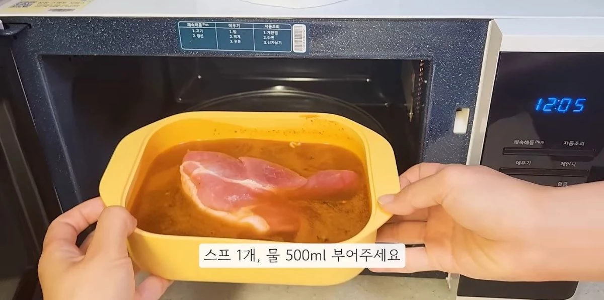 돼지고기를 라면스프 푼 물에 넣고 전자레인지에 넣는 모습. / 유튜브 '렌지쉐프 | 전자레인지 요리 맛집 🍽'