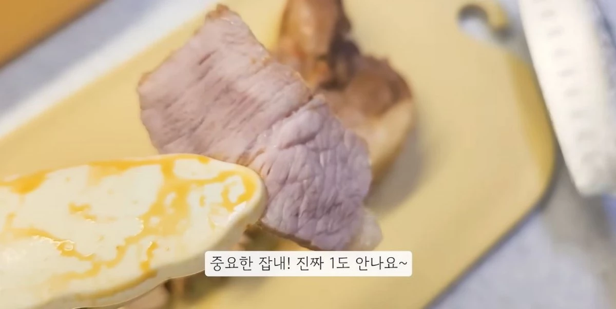 완성된 전자레인지 라면스프 수육. 잡내가 안 나 먹음직스러워 보인다. / 유튜브 '렌지쉐프 | 전자레인지 요리 맛집 🍽'