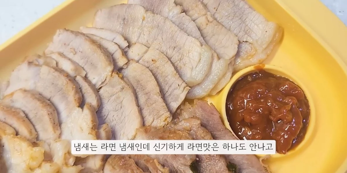 완성된 전자레인지 라면스프 수육. 라면스프를 넣었음에도 라면 맛이 나지 않는다고 한다. / 유튜브 '렌지쉐프 | 전자레인지 요리 맛집 🍽'