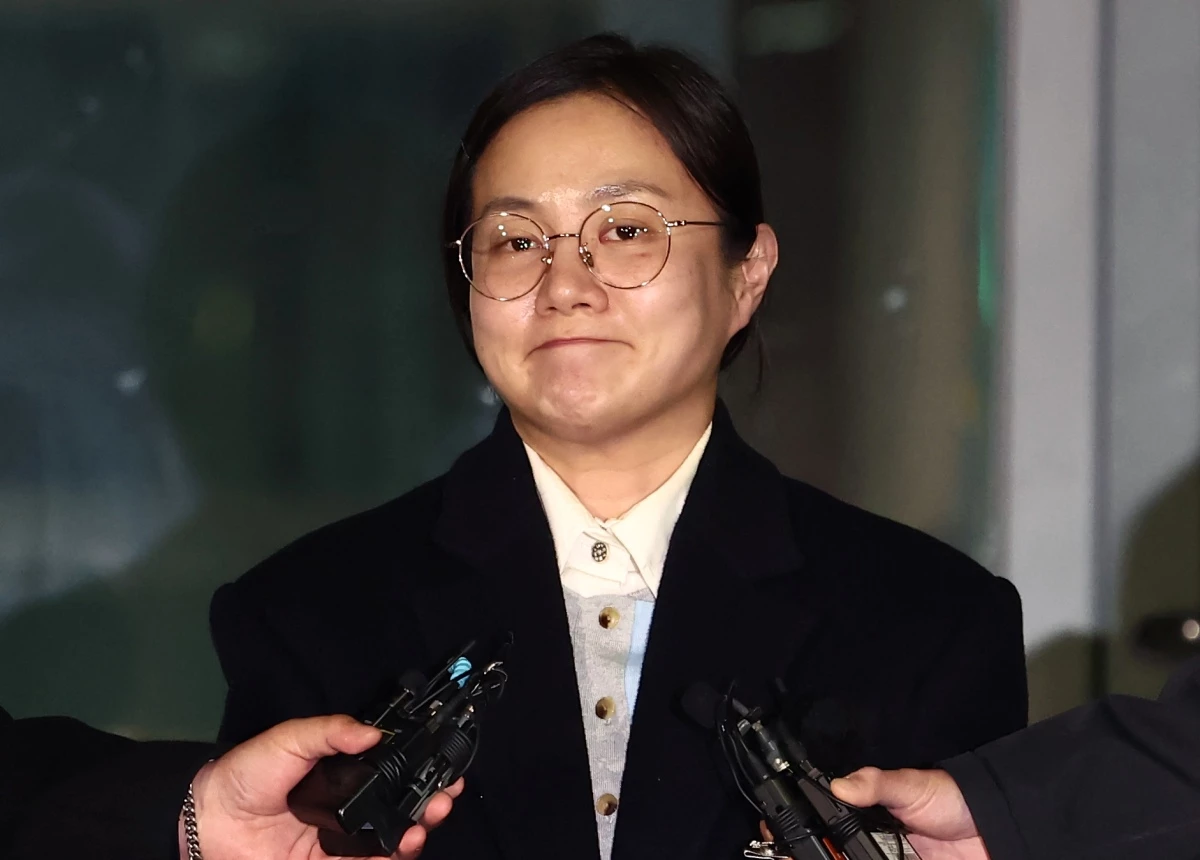 전직 매니저들에게 갑질을 했다는 등의 의혹에 휩싸인 개그우먼 박나래가 지난 2월 서울 강남경찰서에서 피고발인 조사를 마치고 나오며 취재진 질의에 답변하고 있다. / 뉴스1