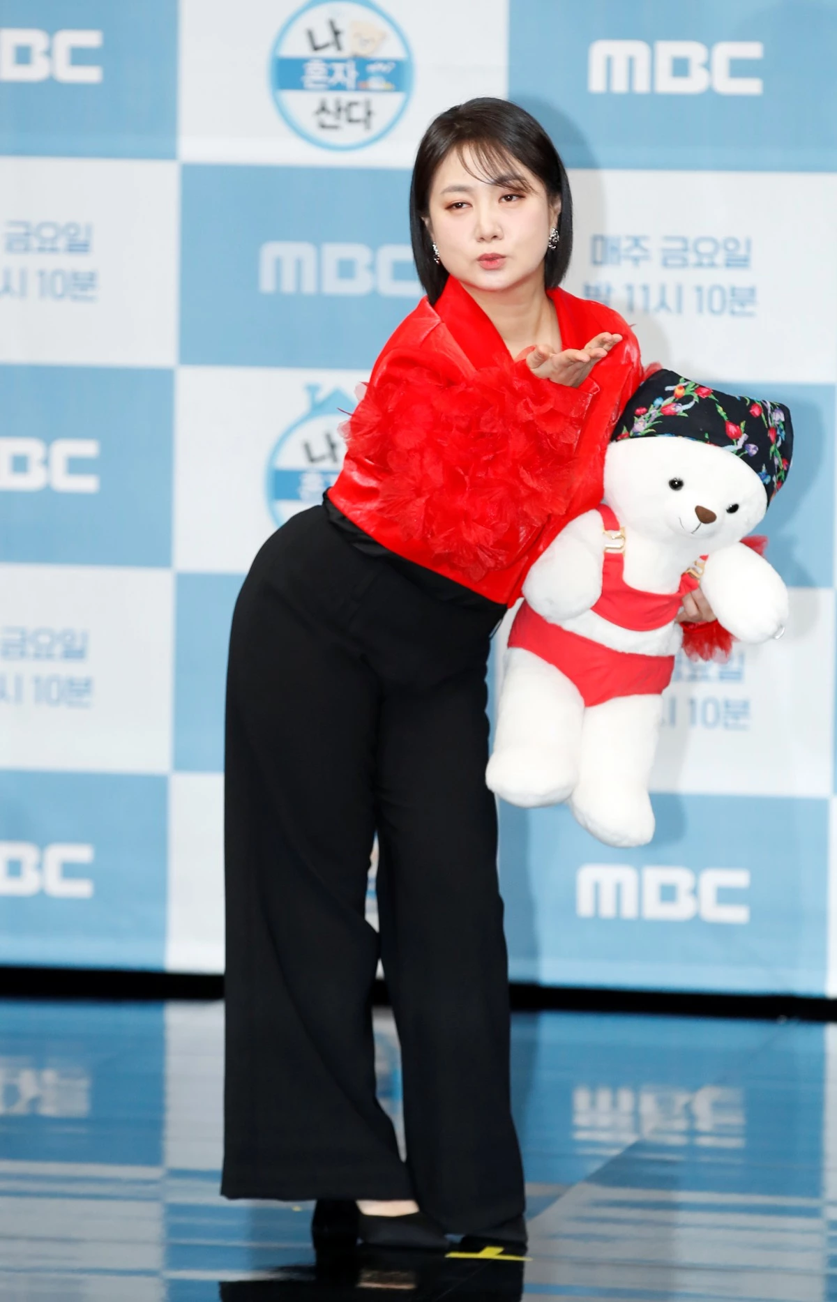 방송인 박나래가 2023년 서울 상암동 MBC 골든마우스홀에서 열린 예능프로그램 '나 혼자 산다' 10주년 기념간담회에서 포즈를 취하고 있다. / 뉴스1