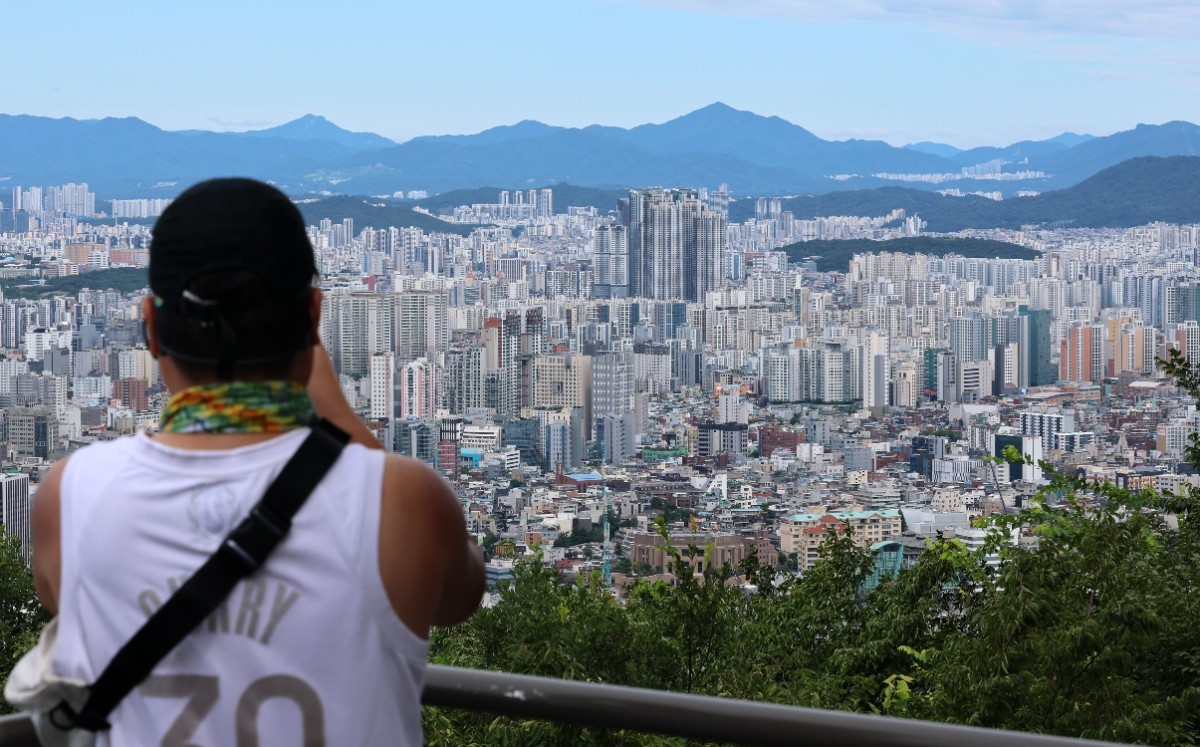 서울 남산에서 내려다보이는 아파트 단지들 / 뉴스1