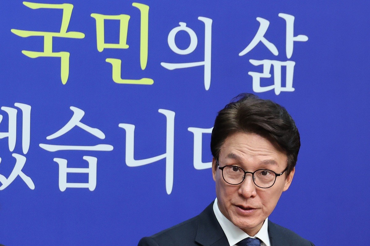 김민석 더불어민주당 대표가 서울 여의도 국회에서 열린 최고위원회의에 참석하고 있다. 기사 이해를 돕기 위한 자료 사진. 김 대표는 부승찬 의원이 추미애 지사의 '소방 재정 빨대' 발언을 옹호하며 '소방이 재정 쭉쭉'이라고 말해 논란이 된 일에 대해 사과했다. 김 대표는 20일 민주당 유튜브 방송 '민티 07'에 출연해 부 의원의 발언과 관련해 '다시 한번 죄송하다는 말씀을 드린다'라고 말했다. / 뉴스1