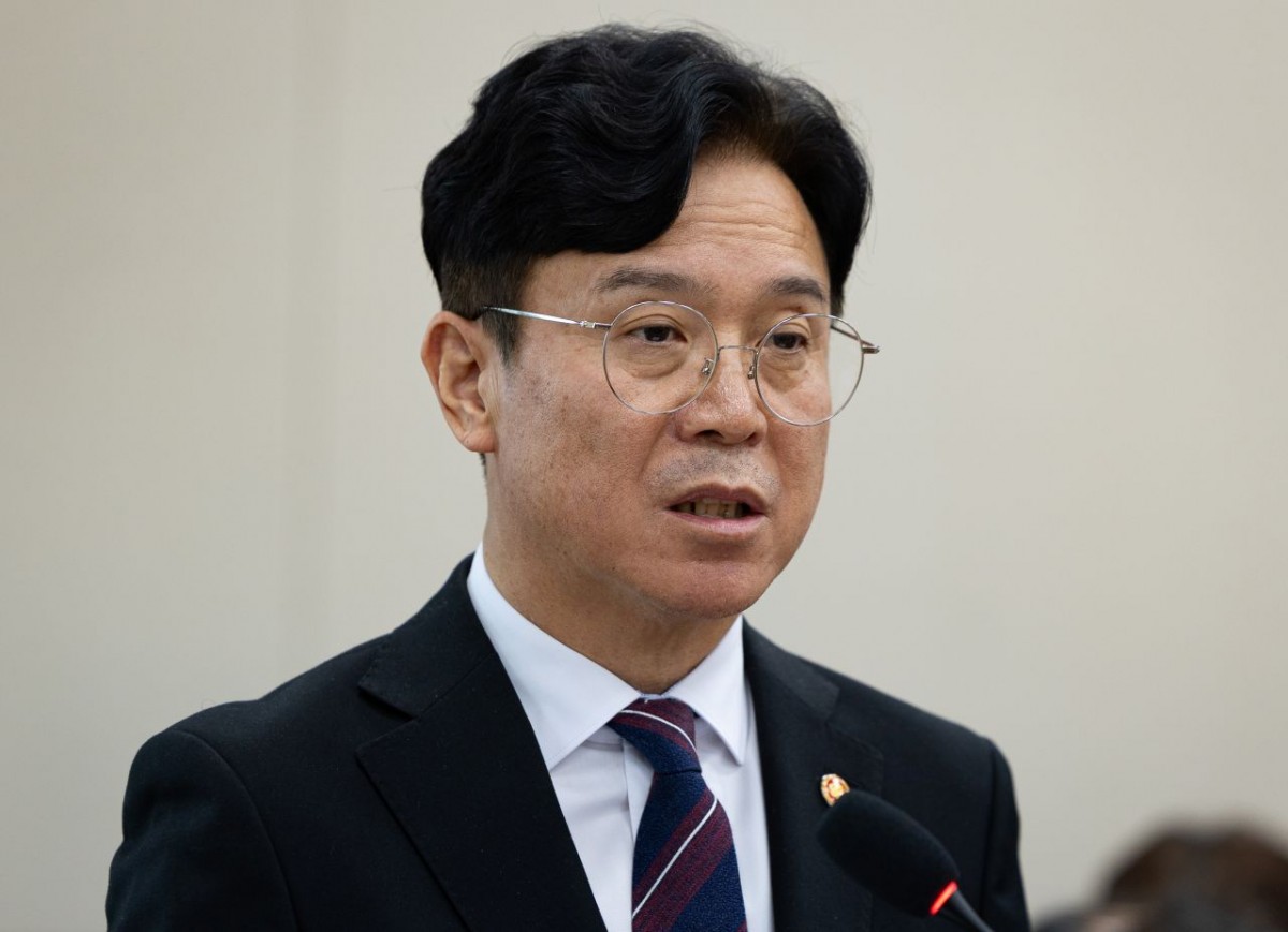 김영훈 고용노동부 장관이 13일 서울 여의도 국회에서 열린 기후에너지환경노동위원회의 고용노동부에 대한 국정감사에 출석해 업무보고를 하고 있다. / 뉴스1