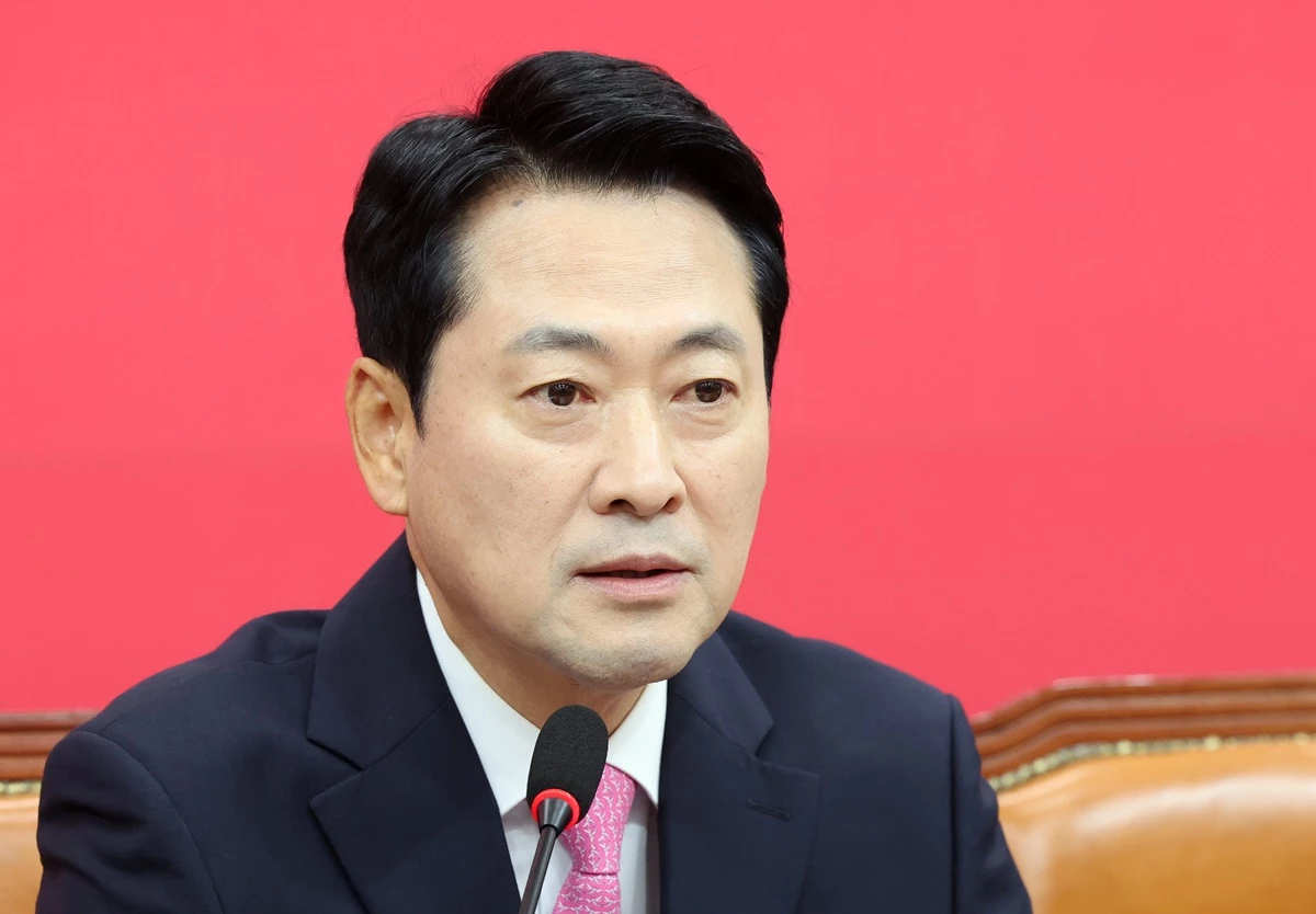 장동혁 국민의힘 대표. 기사 이해를 돕기 위한 자료 사진. 장 대표는 20일 페이스북에 올린 글에서 이재명 대통령을 향해 '북한은 공공연히 핵무기를 증강 배치하겠다고 선언하는데, 이 대통령은 ‘방어무기’라며 앞장서서 북한을 변호하고 있다. 대한민국 대통령이 아니라 북한 조선노동당 대변인'이라고 강력 비판했다. / 뉴스1