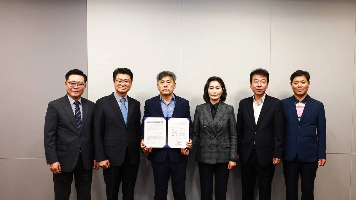 20일 세종시 베스트웨스턴 플러스 호텔에서 열린 사용후핵연료 저장시설 지원대책 마련을 위한 공동 건의서 전달식에서 참석자들이 기념촬영을 하고 있다. 왼쪽부터 박근식 영광군 부군수, 황이주 울진군수, 김현권 고준위방사성폐기물 관리위원회 위원장, 우성빈 기장군수, 최혁준 경주시 부시장, 박두진 울주군 에너지정책과장/경주시