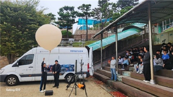 대전기상청이 동문초등학교를 방문 학생들에게 기상관측 원리를 쉽고 재미있게 알려주는 체험형 교육을 진행하고 있다./사진=대전기상청