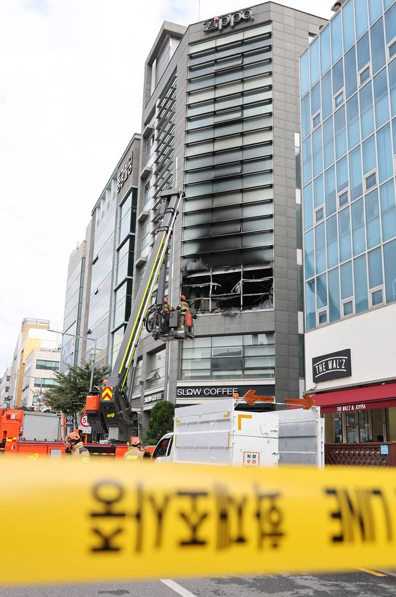 20일 서울 강남구 역삼동 화재가 발생한 한 상가에서 소방대원들이 화재현장을 살펴보고 있다 / 뉴스1
