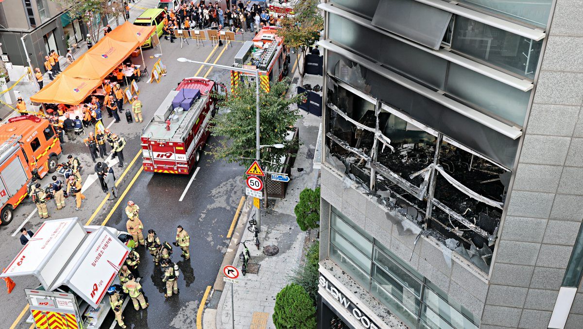 20일 서울 강남구 역삼동 화재가 발생한 한 상가에서 소방대원들이 화재현장을 살펴보고 있는 모습 / 뉴스1