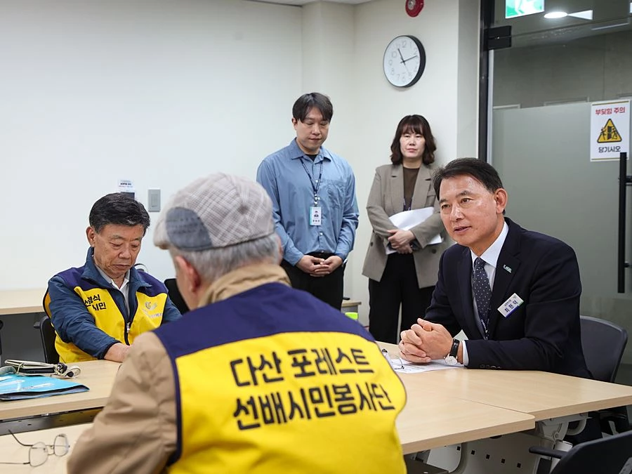최현덕 남양주시장이 다산노인복지관에서 ‘다산포레스트 선배봉사단’ 어르신들과 환경보호 활동 및 지역 생활환경 개선에 관한 의견을 나누고 있다