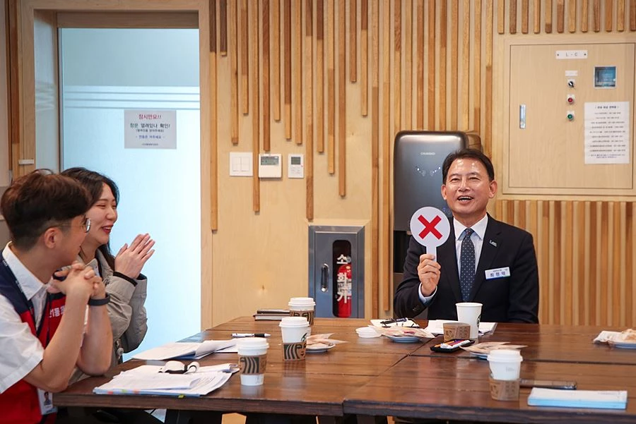 최현덕 남양주시장이 20일 다산행정복지센터에서 직원들이 준비한 ‘다산1동 현안 OX 퀴즈’에 참여하고 있다