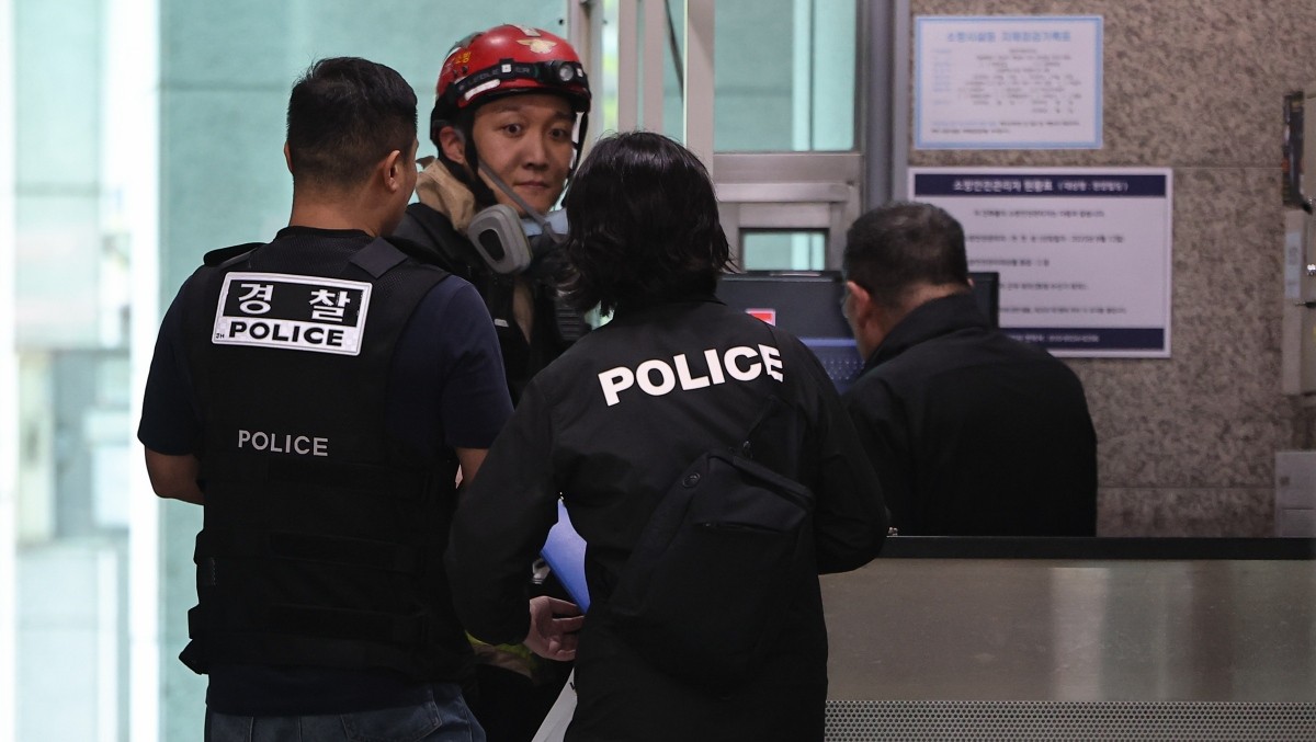 20일 서울 강남구 역삼동 화재가 발생한 한 상가에서 경찰과 소방대원이 건물 CCTV녹화 장면을 살펴보고 있는 모습 / 뉴스1